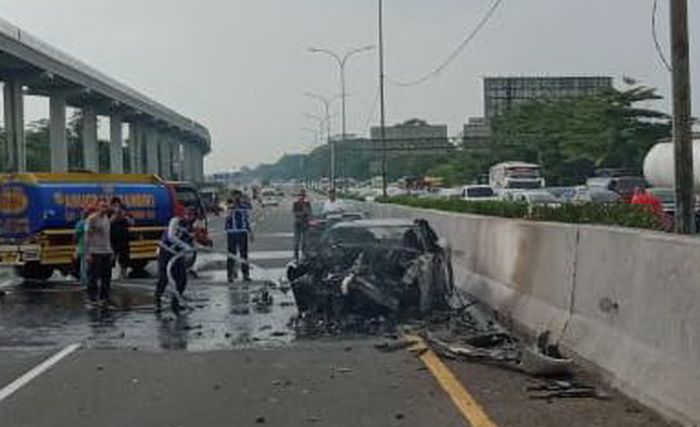 Nissan GT-R yang mengalami kecelakaan tunggal di tol Jagorawi