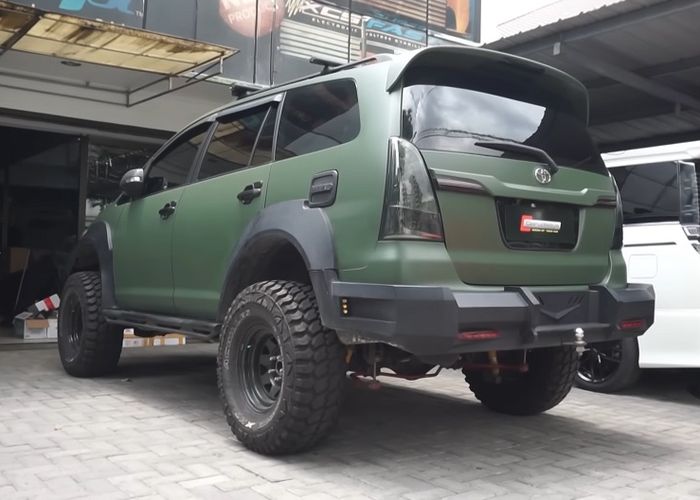 Modifikasi Toyota Kijang Innova ALTO maskulin dibalut sticker hijau doff