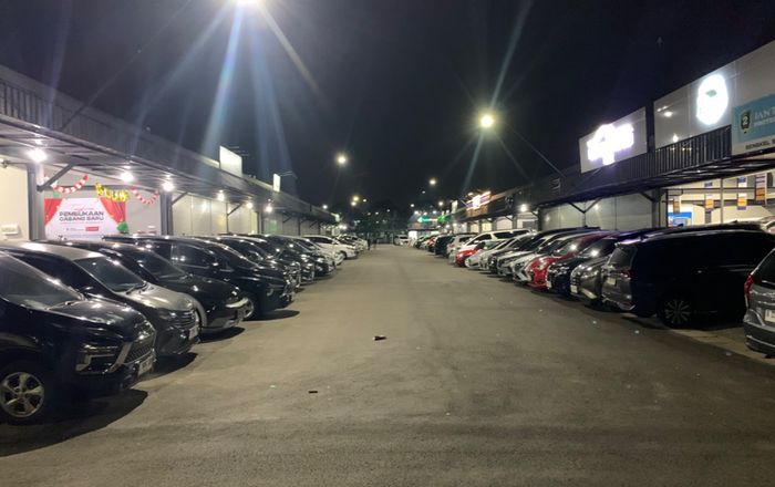 Deretan mobil bekas di Bursa Otomotif Buana (BOB)