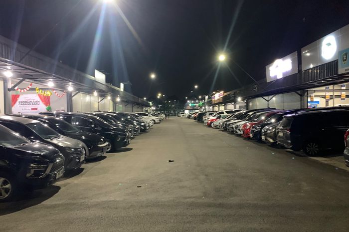 Deretan mobil bekas di Bursa Otomotif Buana (BOB)