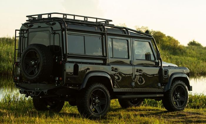 Tampak samping dan belakang Land Rover Defender Project Evolution