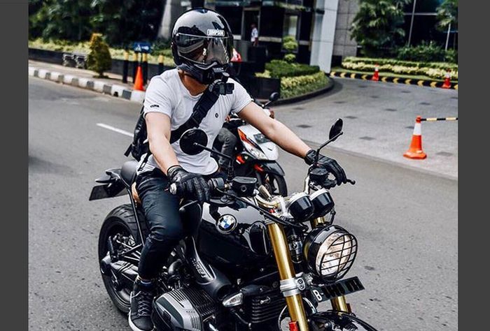 Ariel Noah di atas BMW R Nine T