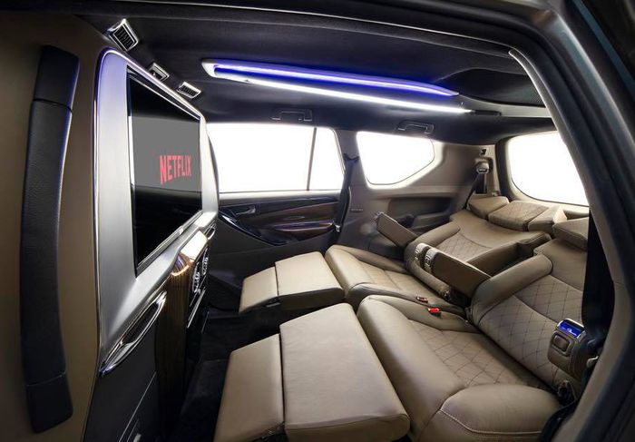 Modifikasi kabin Toyota Kijang Innova dilengkapi sepasang captain seat