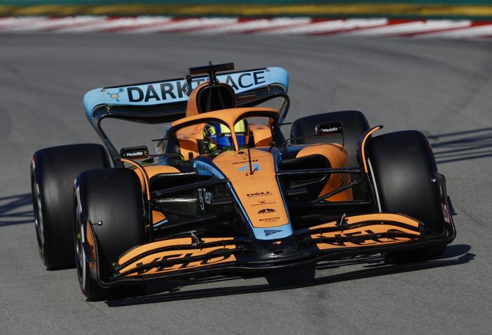 Lando Norris membawa McLaren MCL36 sebagai mobil tercepat pada hari pertama tes pramusim F1 2022 di Barcelona