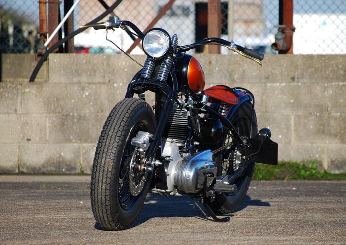 Royal Enfield 350 bergaya bobber garapan Solow Choppers