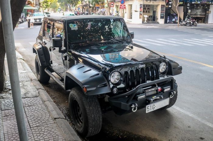 Modifikasi Jeep Wrangler JL asal Vietnam ini tampil lebih macho dan tangguh