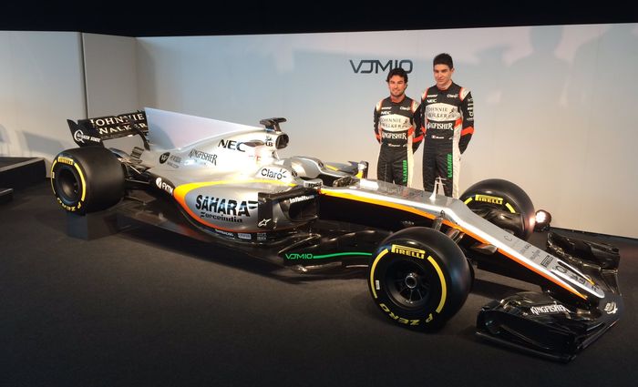 Tim Force India saat memperkenalkan mobil VJM10 untuk musim balap F1 2017