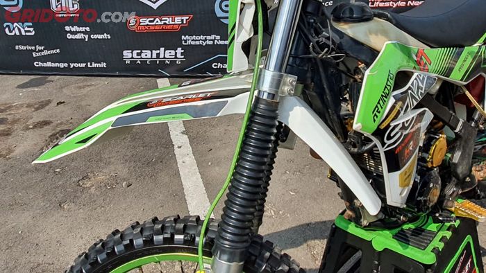 Bottom shock atau tabung sokbreker bawah teleskopik Scarlet Racing juga terbuat dari CNC.