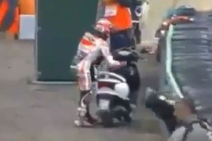 Marc Marquez membawa kabur skuter milik fotografer saat kualifikasi MotoGP Assen 2016.