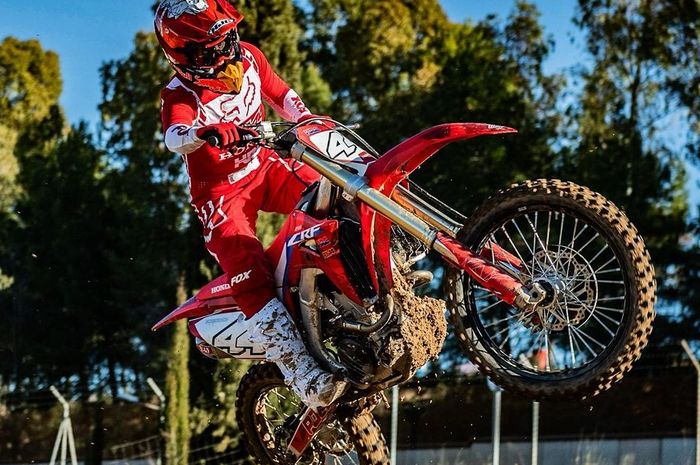 Pol Espargaro geber Honda CRF450R di awal tahun sebelum MotoGP 2021.