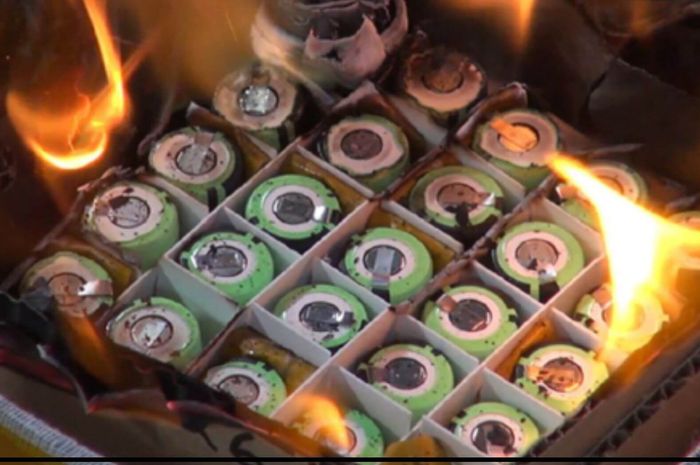 ILUSTRASI. Baterai lithium-ion yang terbakar