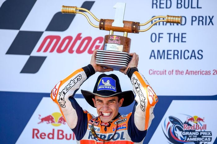 Marc Marquez mengangkat trofi MotoGP Amerika 2018