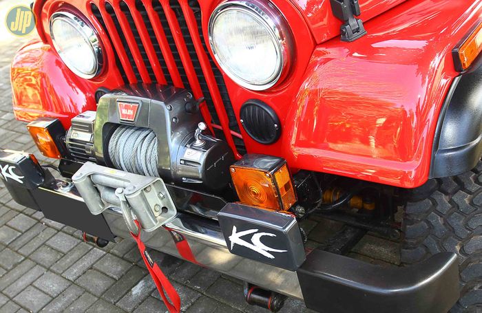 Bumper standar Jeep CJ-8 Scrambler ini dilengkapi lampu tambahan keluaran KC Hilites dan winch Warn 9.5Ti.