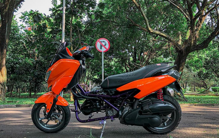 Modifikasi Yamaha NMAX berkelir oranye, tampil agresif