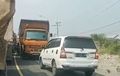 Kijang Innova Dipukul Mundur Dump Truk, Wajah Garang Mengintimidasi