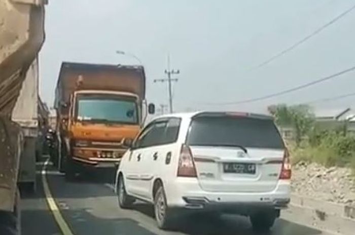 Toyota Kijang Innova dipukul mundur dump truk