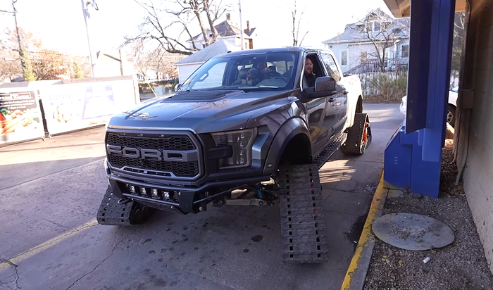 Modifikasi ekstrem Ford F-150 Raptor dengan ban seperti Tank