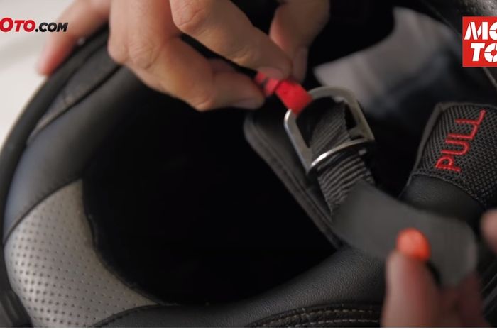 Helm dengan pengunci model double-D ring