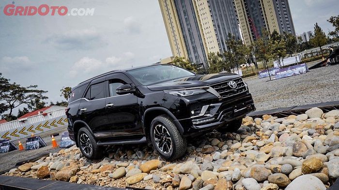 Toyota New Fortuner saat uji test di area BSD.