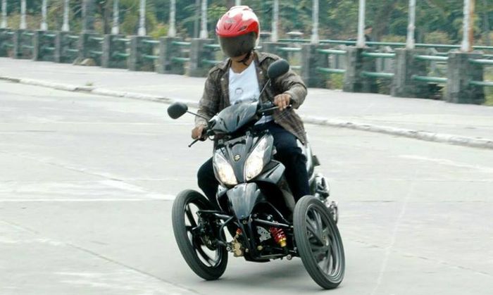 Rubiyanto saat mengendarai salah satu motor trike hasil karyanya.