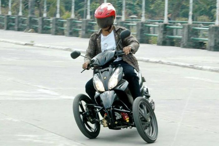 Rubiyanto saat mengendarai salah satu motor trike hasil karyanya.