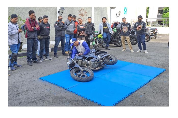 Peragaan cara memberdirikan motor
