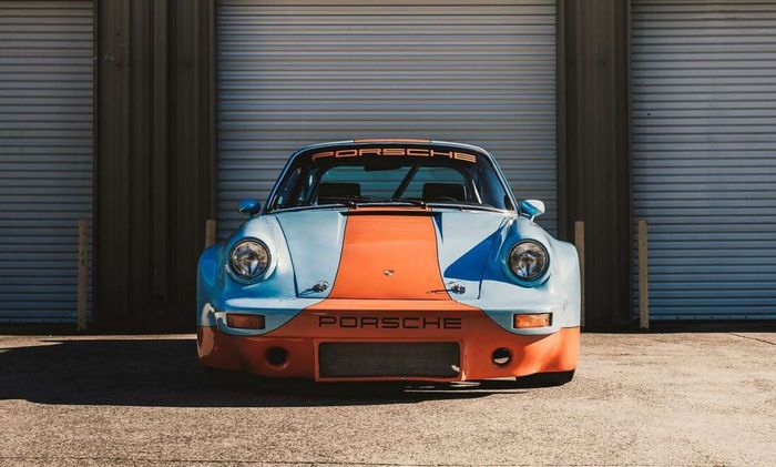 ciri khas livery Gulf Racing mendominasi disekujur bodi Porsche 911