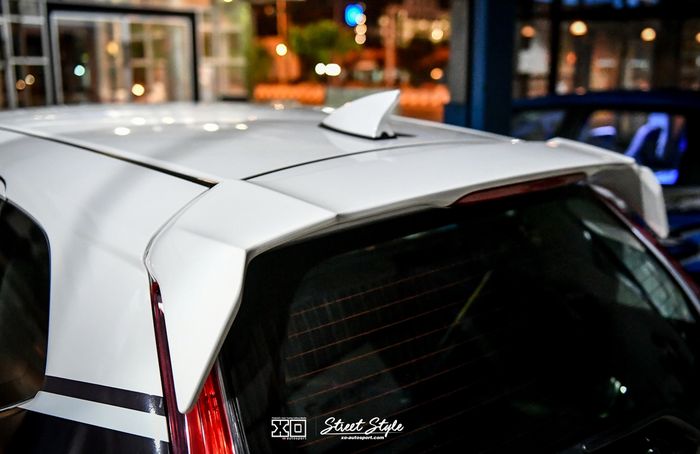 Spoiler atap Honda Access di sektor belakang modifikasi Honda Jazz GK5