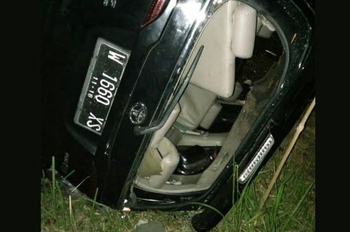 Kondisi mobil Innova di lokasi kecelakaan sebelum dievakuasi oleh Polisi Laka Lantas Polres Mojokerto.