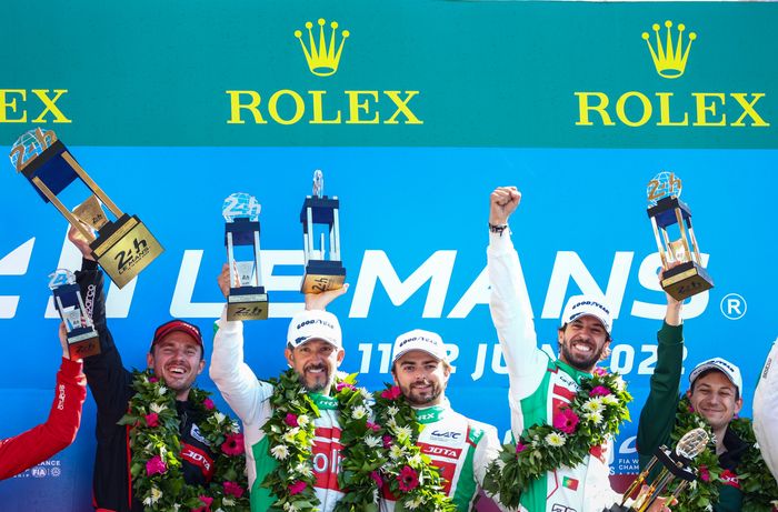 Antonio Felix da Costa (kedua dari kanan) dan tim Jota merayakan kemenangan mereka di kelas LMP2 balap ketahanan Le Mans 24 Jam 2022
