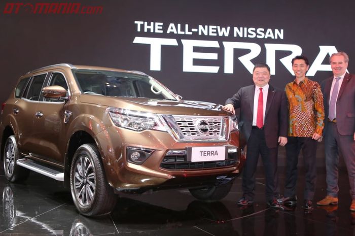 Jajaran direksi PT NMI dengan Nissan Terra