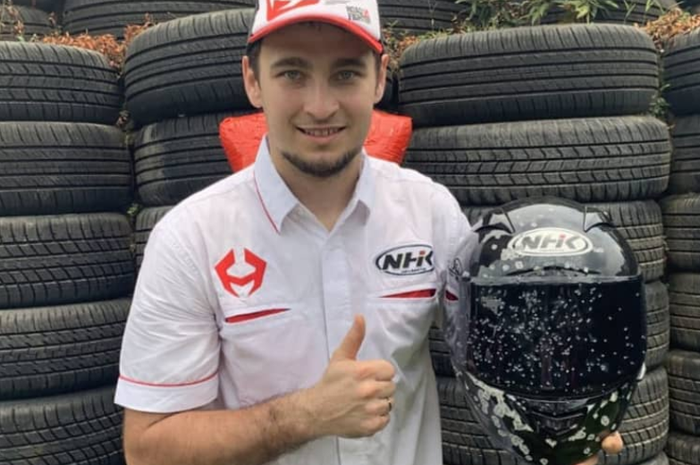 Karel Abraham ngetes helm NHK dengan shotgun