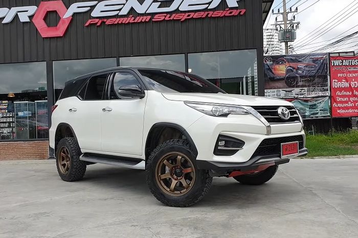Modifikasi Toyota Fortuner TRD tampil sporty modal ubahan simpel