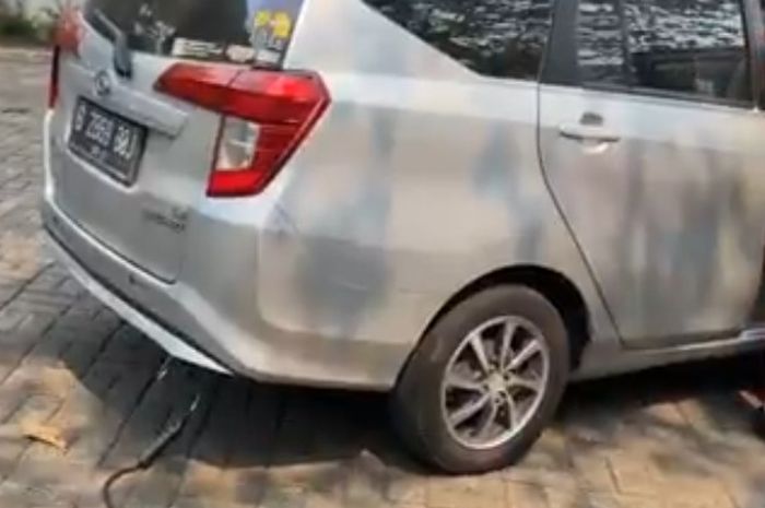 Mencolok probe uji emisi langsung ke knalpot. Lalu apa gunanya mencolok knalpot, apa saja yang diukur?