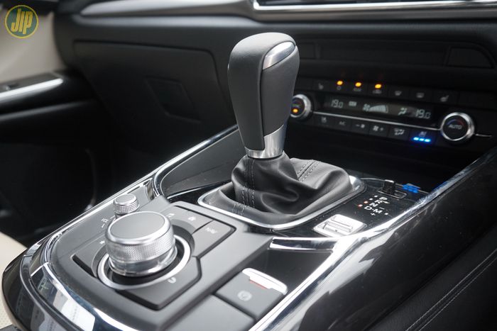 Sayang sekali CX-9 tak memiliki paddle-shift, untungnya tetap ada mode manual yang bisa dioperasikan