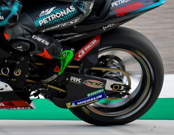 Sakura di swing arm YZR-M1 Petronas Yamaha