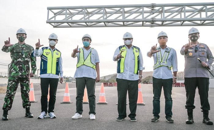 Jelang WorldSBK Indonesia 2021, Menteri Koordinator Bidang Perekonomian Airlangga Hartarto meninjau Pertamina Mandalika International Street Circuit