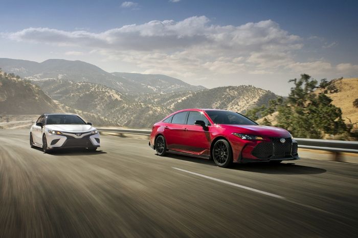 Toyota Camry TRD (putih) dan Toyota AValon TRD (merah)