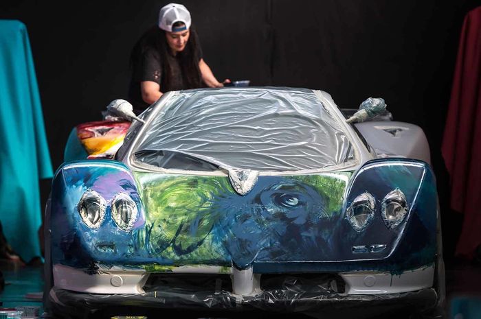 Pagani Zonda sedang dilukis
