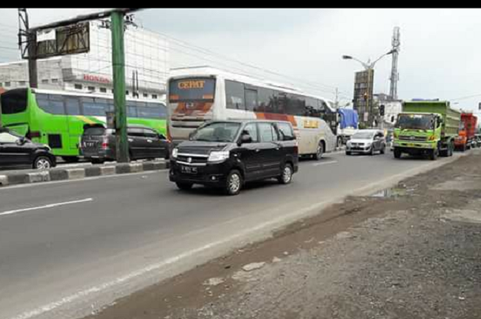 Contoh Aksi ugal-ugalan di jalan raya yang dilakukan sopir bus