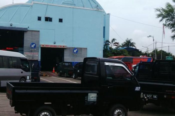 Tempat uji kir swasta di Pengujian Kendaraan Bermotor (PKB) Pulogadung, Jakarta Timur