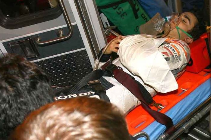 Dani Pedrosa dibawa dengan ambulans setelah kecelakaan di Tes Qatar 2009