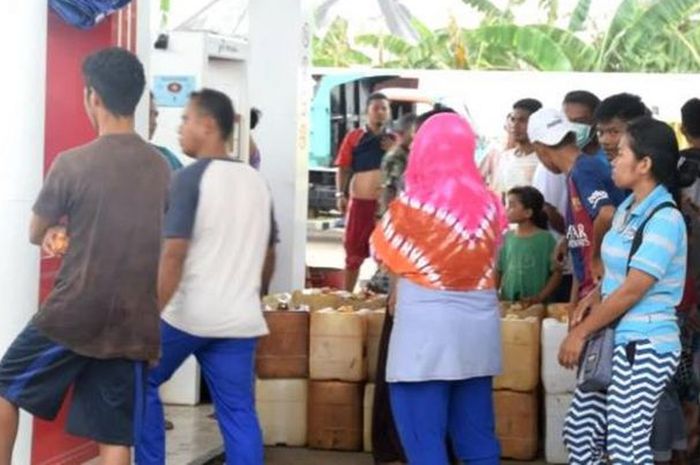 Puluhan warga berkerumun sambil membawa jeriken untuk mengisi bahan bakar minyak di SPBU Desa Lombe, Kecamatan Gu, Sulawesi Tenggara