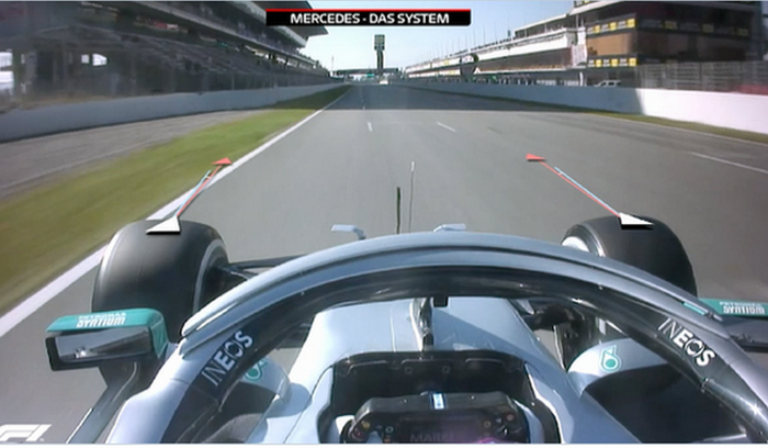 Penampakan roda depan mobil Mercedes W11 milik Lewis Hamilton pada trek lurus tes pramusim F1 Barcelona