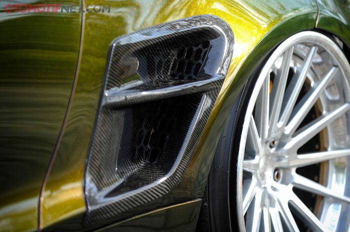 Sebanyak 30 buah panel karbon fiber disematkan di Honda CR-Z