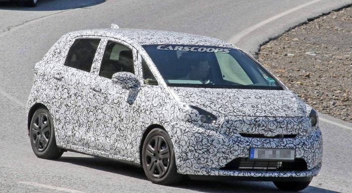 Mobil yang diduga sebagai Honda Jazz baru