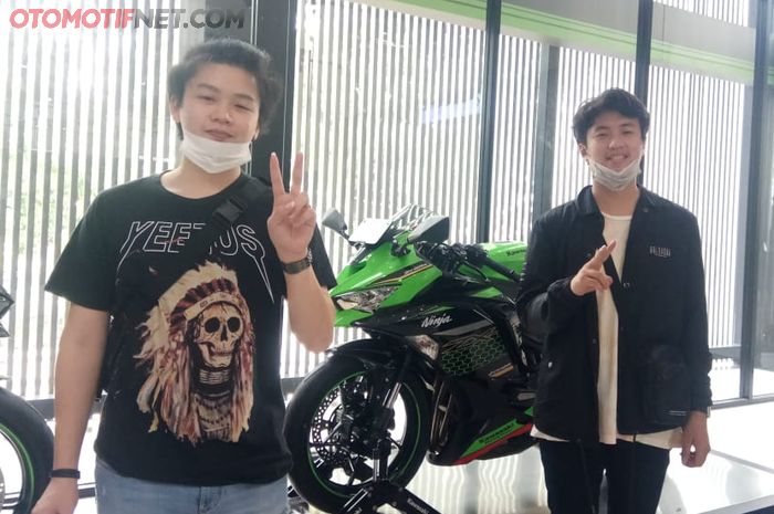 Calvin (kiri) dan Danny harus rela antri sejak subuh untuk Kawasaki ZX-25R