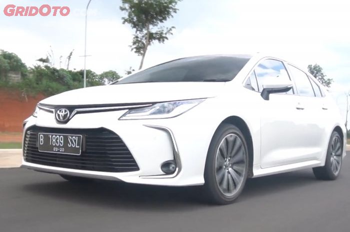 Toyota Corolla Altis V, salah satu sedan yang dijual di Indonesia