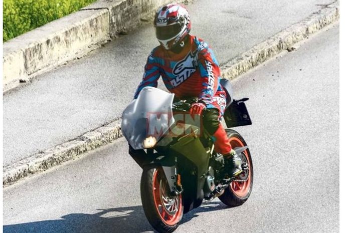 KTM RC 390 sedang diuji jalan
