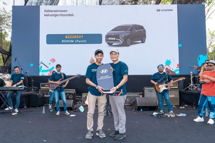 Penyerahan simbolis kunci Hyundai Stargazer Prime kepada karyawan yang beruntung